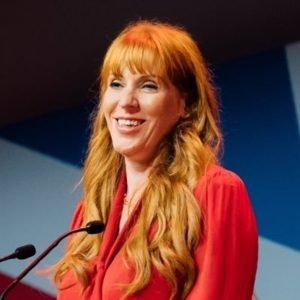 Оневиниха Анджела Рейнър по данъчно дело на фона на лидерска криза в Лондон