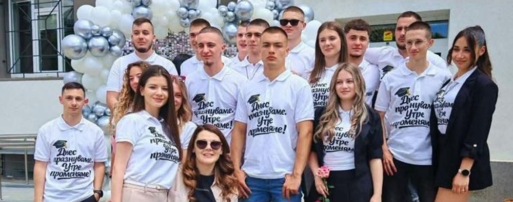 Абитуриенти от Добрич избраха тениски вместо тоалети, за да помогнат на момиче в нужда