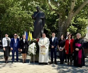 Раковски увековечи папа Франциск с бронзов паметник пред църквата „Свето сърце Исусово“