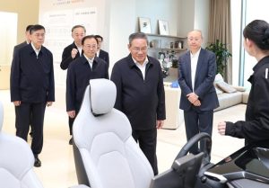 Премиерът Ли Цян: Изкуственият интелект е ключ към модерното производство