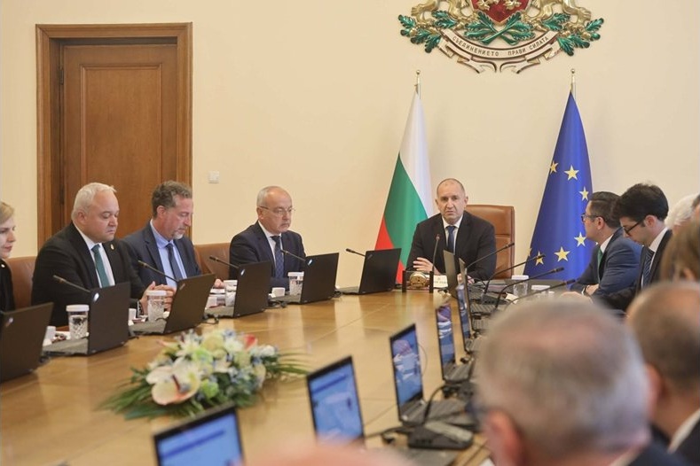 Закриване на незаети щатове и освобождаване на пенсионери спестява 200 млн. евро