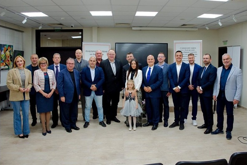 19 обществени личности четоха Библията в Бургас в навечерието на 24 май