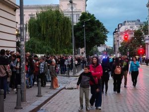 Хиляди търпеливо чакат на опашки в Нощта на музеите в София
