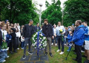 Шампионът „Левски“ отпразнува 112 години с поклонение и шампионския трофей