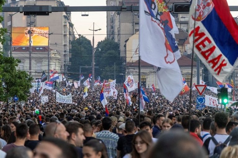 Над 180 000 души излязоха на антиправителствен протест в Белград Над 180 000 души излязоха на антиправителствен протест в Белград