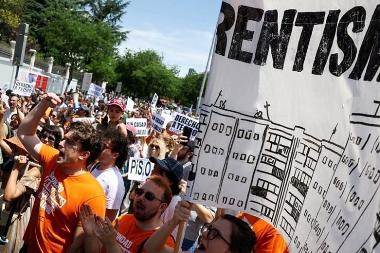 Хиляди протестират в Мадрид срещу непосилните цени на жилищата Хиляди протестират в Мадрид срещу непосилните цени на жилищата
