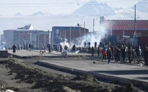 Напрежение в Боливия: Полиция използва сълзотворен газ срещу протестиращи заради блокади