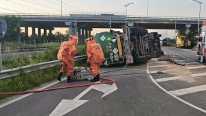 12 часа огнеборци чистиха разлив на сярна киселина от обърната цистерна в Пловдив