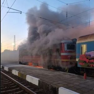 Локомотивът на пътнически влак за Бургас пламна на гарата в Стралджа (Видео)