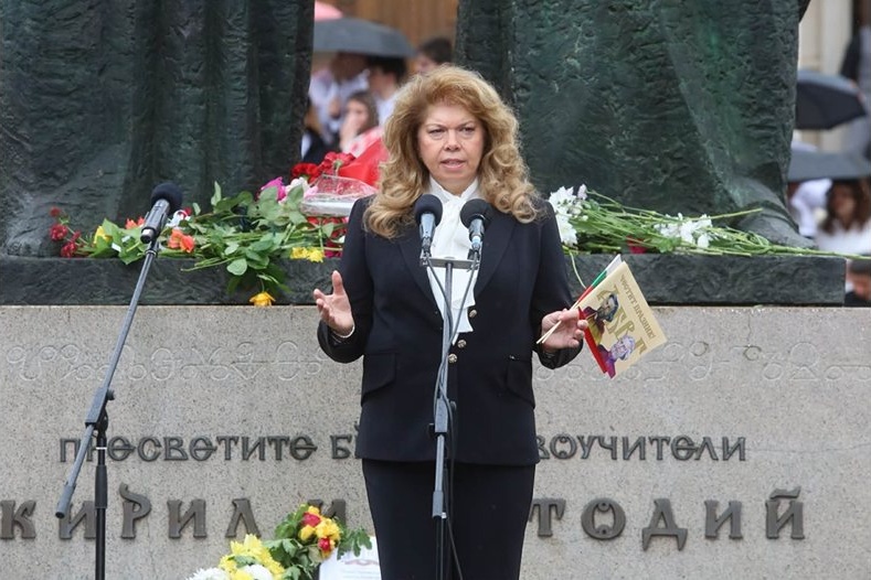 Илияна Йотова обсъди подготовката за благотворителния бал „Подкрепи една мечта“ с бивши стипендиантки