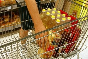 Правителството и търговските вериги договарят „Кошница с грижа“ с 10% по-ниски цени