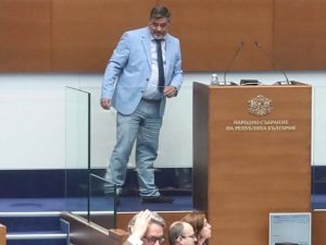 Депутатите ще агитират от трибуната: Парламентът прие нови правила за работа и заплати