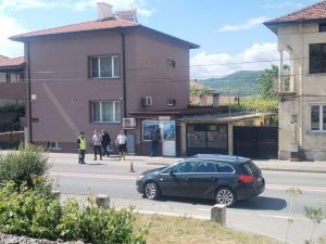 Автомобил блъсна жена на главен път Е-79 в Кресна