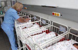Българките раждат най-рано в ЕС при рекордно ниска раждаемост през 2025 година