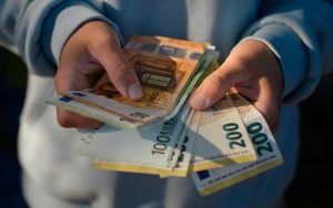 Държавата ще изземе цялата печалба на държавните компании за попълване на бюджета
