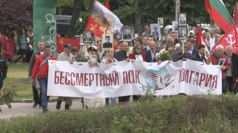 Денят на победата: Шествие на „Безсмъртния полк“ премина през София въпреки забраната Денят на победата: Шествие на „Безсмъртния полк“ премина през София въпреки забраната