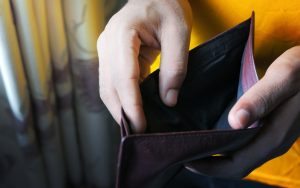 ЕК предлага стратегия за изкореняване на бедността до 2050 г., Европарламентът настоява за 2035 г.