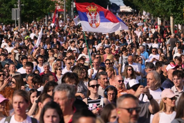Хиляди се събраха на антиправителствен протест в центъра на Белград Хиляди се събраха на антиправителствен протест в центъра на Белград