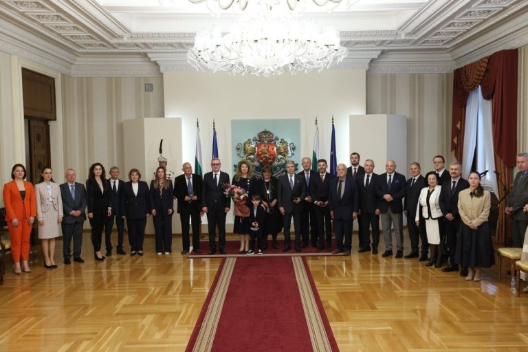 Илияна Йотова връчи Почетния знак на президента на изявени дейци на културата и образованието
