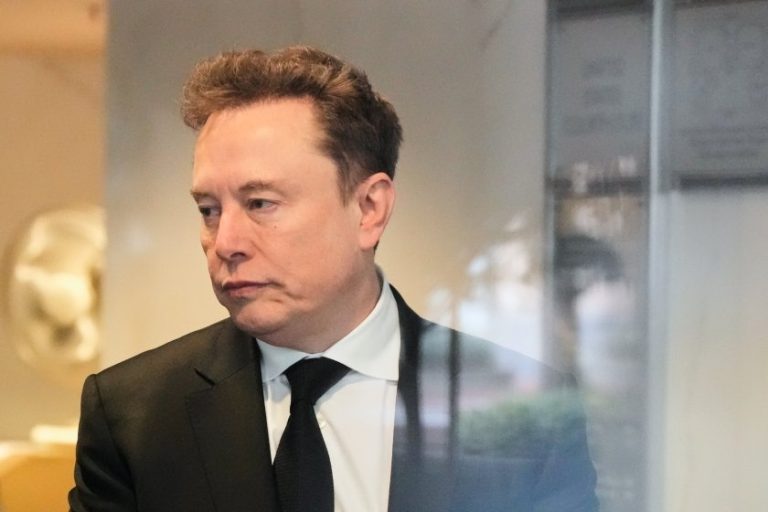 Илон Мъск доближава статута на първия трилионер в историята чрез SpaceX и Tesla Илон Мъск доближава статута на първия трилионер в историята чрез SpaceX и Tesla