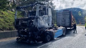 Изгорял тир затруднява движението по АМ "Тракия" край Пловдив