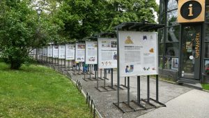 Изложба пред Народния театър представя еволюцията на българския буквар от 1945 година до днес