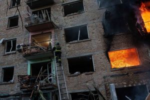 Масирана руска атака срещу Украйна: Стотици дронове и ракети поразиха Киев и Днипро