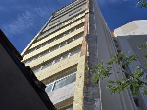Мъж падна отвисоко при саниране на сграда в Сливен: Започна разследване