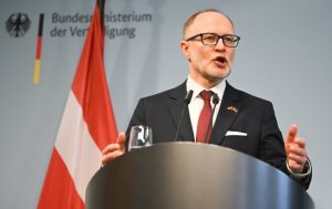 Министърът на отбраната на Латвия Андрис Спрудс подаде оставка след удар на украински дронове