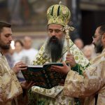 На Петдесетница: Патриарх Даниил отслужи литургия в „Кв. Александър Невски“, миряните отнесоха у дома орехови листа