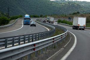 Ограничават движението по АМ „Струма“ в 10-километров участък до петък за нова маркировка