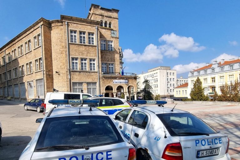 Полицаи в Шумен задържаха 37-годишна жена с над 2,5 промила алкохол Полицаи в Шумен задържаха 37-годишна жена с над 2,5 промила алкохол