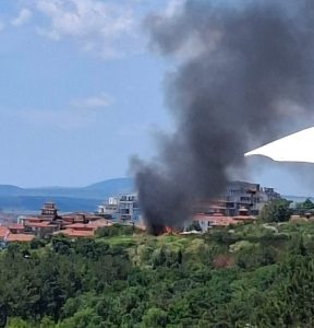 Голям пожар край Свети Влас унищожи 22 автомобила: Ситуацията е овладяна