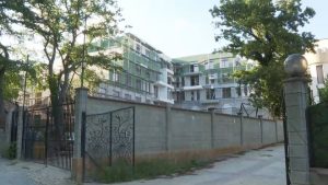 През 2023 г. са издадени три удостоверения за търпимост за незаконния строеж край Варна
