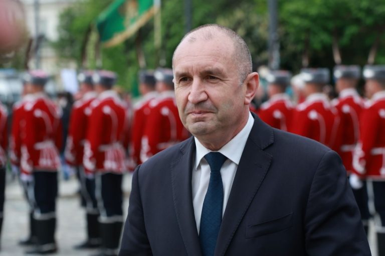 Румен Радев: Огромен бюджетен дефицит и съмнителни договори за „елементарни дейности“ излизат наяве Румен Радев: Огромен бюджетен дефицит и съмнителни договори за „елементарни дейности“ излизат наяве