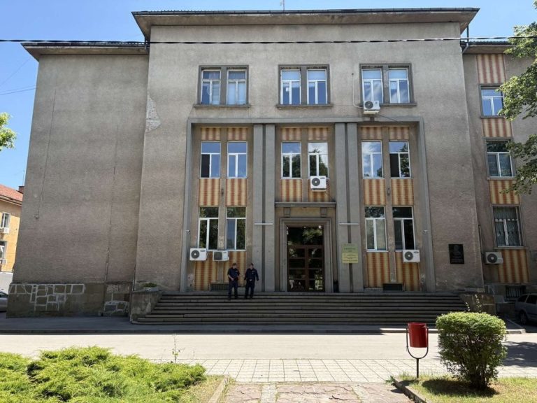 Съдът в Лом отстрани от длъжност кмета Цветан Петров заради обвинения в купуване на гласове Съдът в Лом отстрани от длъжност кмета Цветан Петров заради обвинения в купуване на гласове