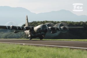 Самолет на британския министър на отбраната Джон Хийли е бил заглушен близо до Русия