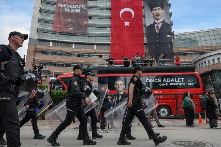 Турската полиция щурмува централата на Народнорепубликанската партия в Анкара