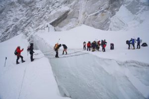 Стотици алпинисти се подготвят за изкачване на Еверест при рекорден интерес и повишен риск