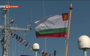 Тържествено издигане на международните сигнални флагове отбеляза празника на ВМС
