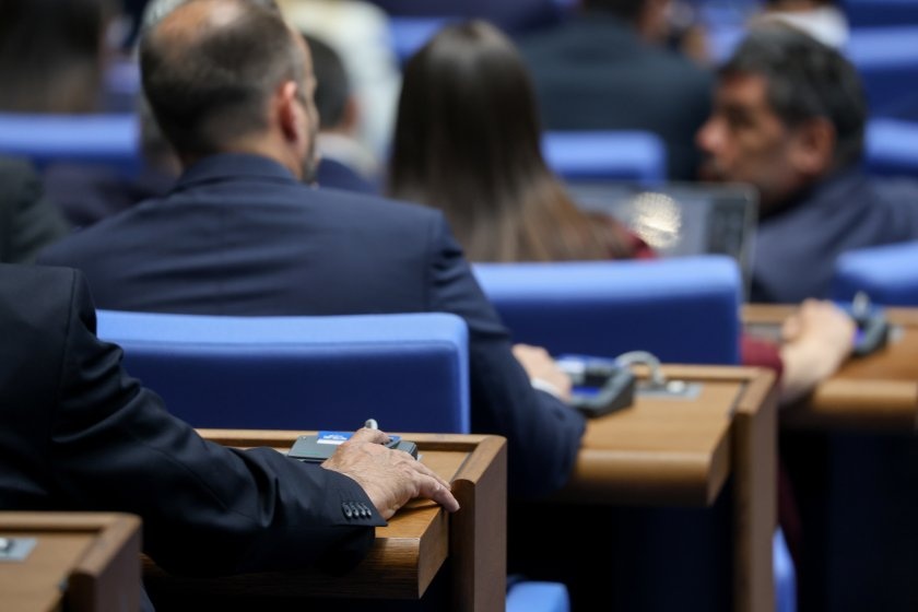 Трима депутати от "Прогресивна България" напуснаха парламента