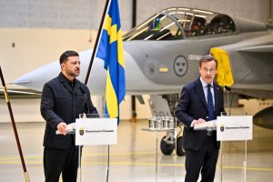 Украйна купува от Швеция изтребители Gripen: Историческа военна сделка за Киев