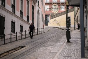 Задържаха 15 полицейски служители за изтезания в два участъка в Лисабон