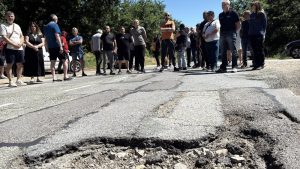 Жители на Средногорово и Бузовград блокираха пътя заради опасни дупки
