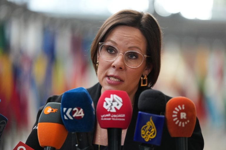 Външните министри на ЕС одобриха санкции срещу руски лица заради депортиране на деца