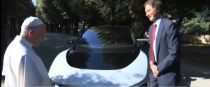 Папа Лъв XIV се качи в първия електромобил на „Ферари“: Моделът „Луче“ дебютира с 1040 к.с.