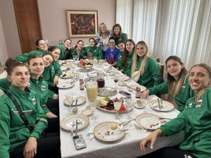 Посолството на България в Бразилия посрещна националките по волейбол с кисело мляко