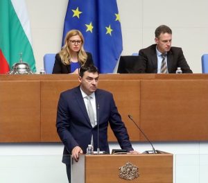 Няма да се намалява срокът на майчинство, но ще стимулират жените да се връщат по-рано (Обзор)
