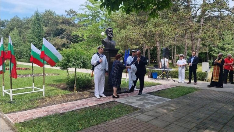 Шабла откри бюст-паметник на Христо Ботев в градския парк Шабла откри бюст-паметник на Христо Ботев в градския парк