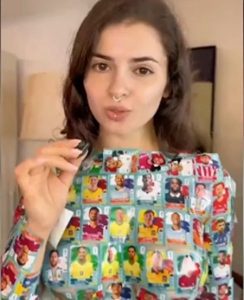 Бразилският модел Керолай Чавес се облепи със стикери на футболни звезди за Мондиал 2026